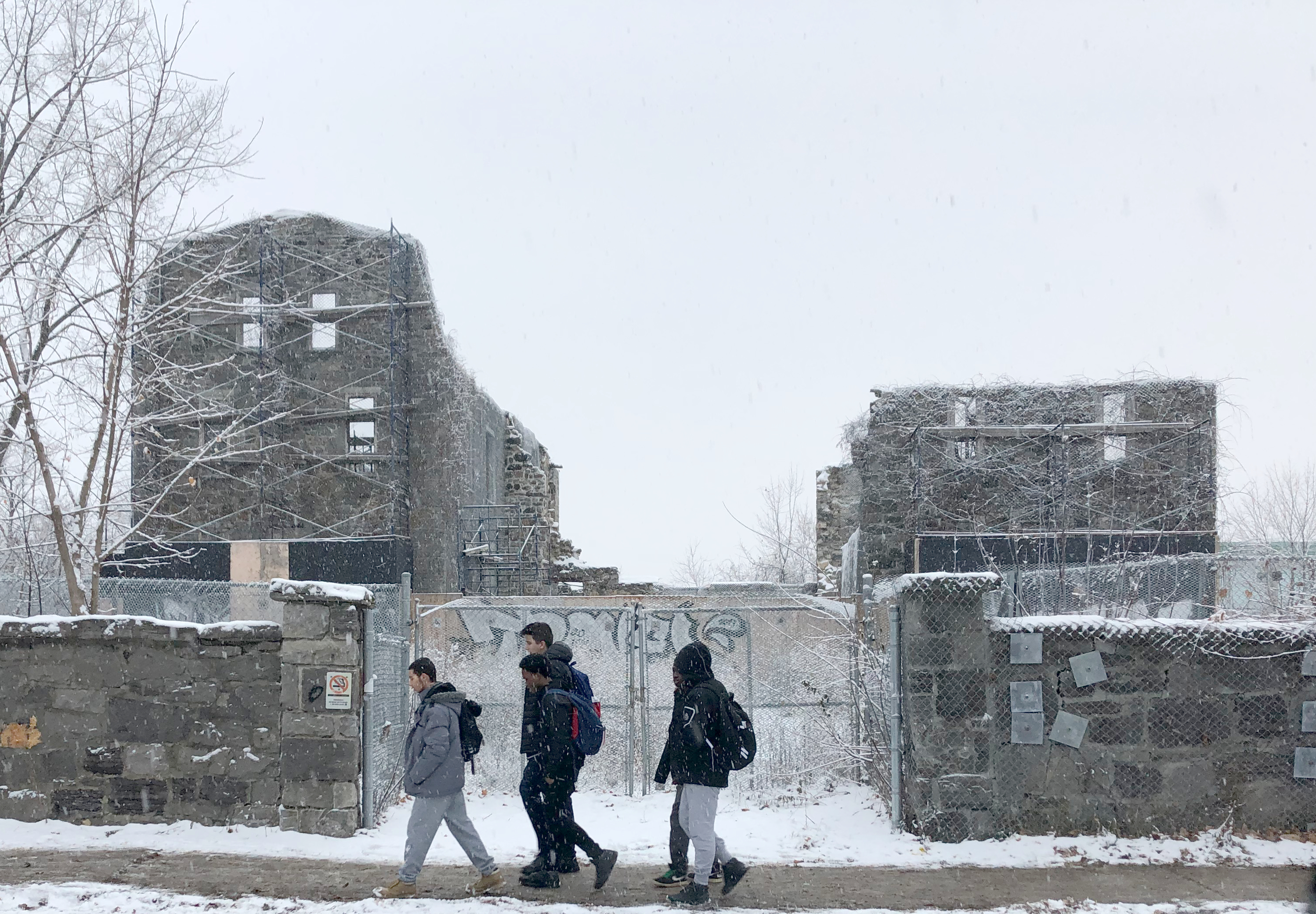 Des jeunes passent devant les ruines de l'internat de l'école Sophie-Barat, là ou doit être réalisé un agrandissement