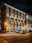 Hôtel UVille vu de l'extérieur en pleine nuit