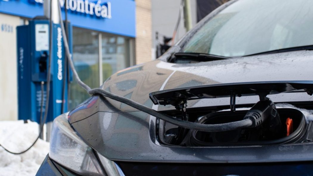 voiture électrique devant une borne de rechargement