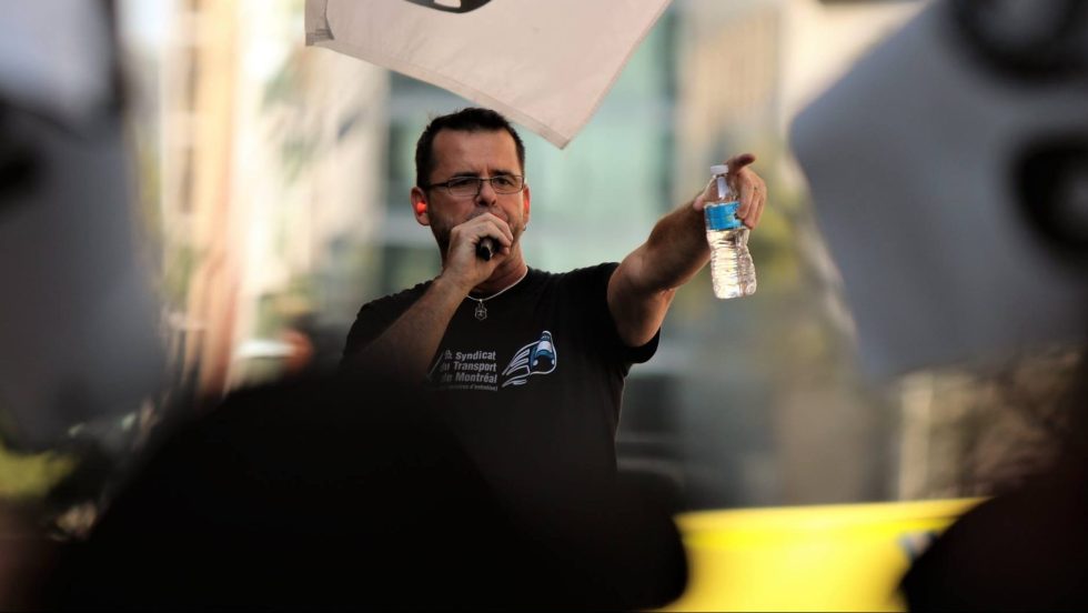 Gleason Frenette, président du syndicat de l'entretien de la STM, donne un discours lors d'un événement de mobilisation.