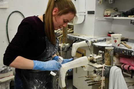 Une employée confectionnant un pied.