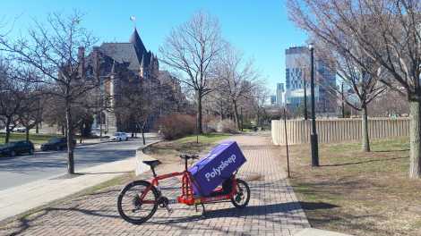 Matelas en boîte sur vélo