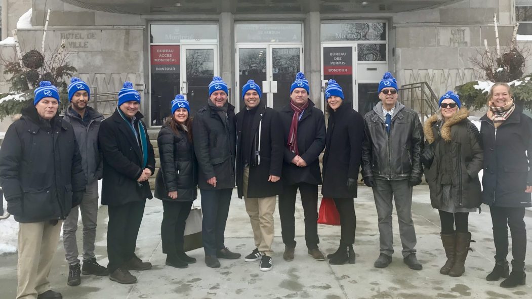 le maire Jean-François Parenteau, le directeur des affaires gouvernementales de Bell, Charles Gosselin, et la directrice générale de la Fondation Douglas Laura Fish ainsi que plusieurs autres élus portaient la tuque bleue pour montrer leur appui à la santé mentale.