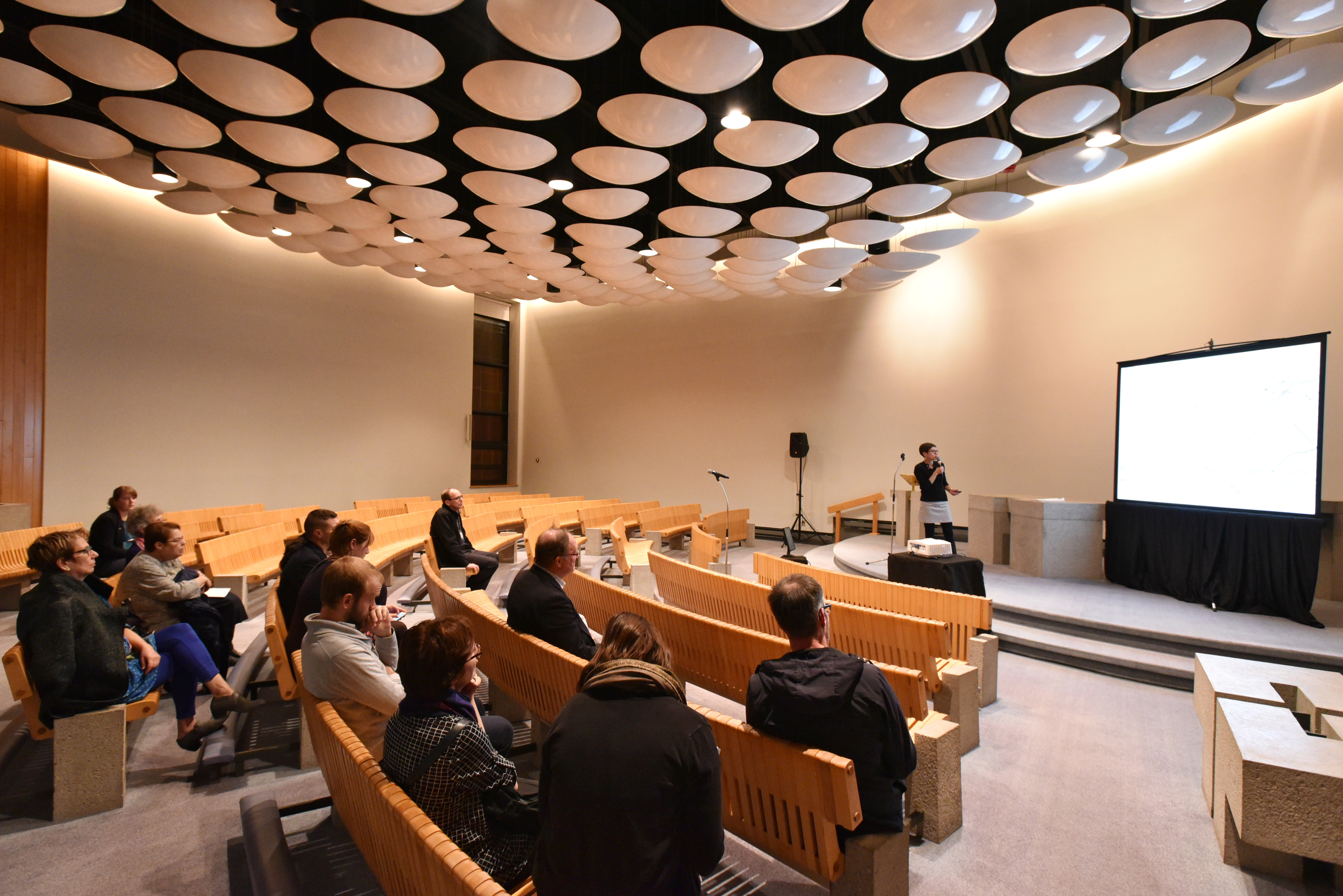 Centre communautaire Cartierville. Consultation publique dans chapelle conçue par Charles Daudelin.