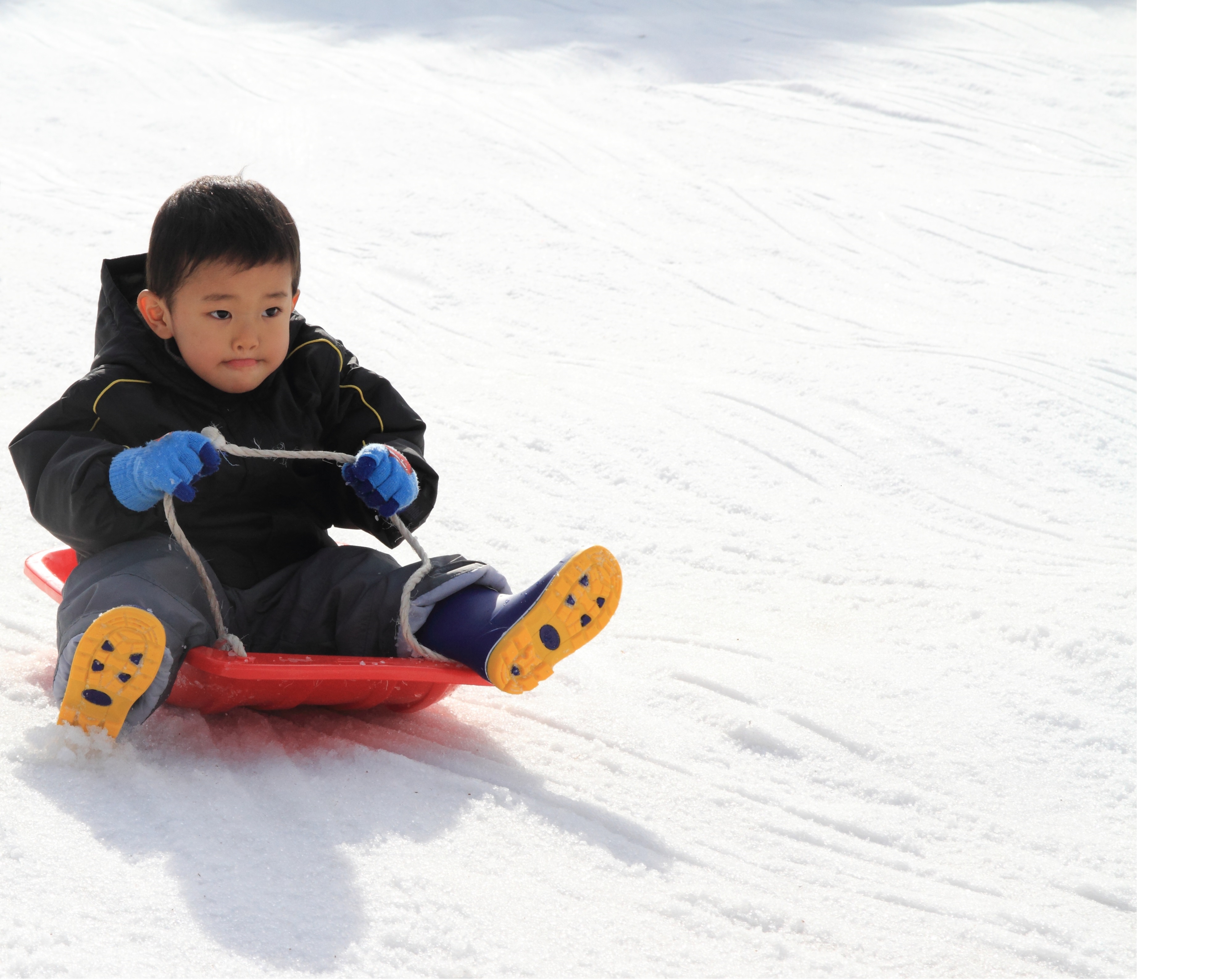 Enfant glissant sur une pente enneigée