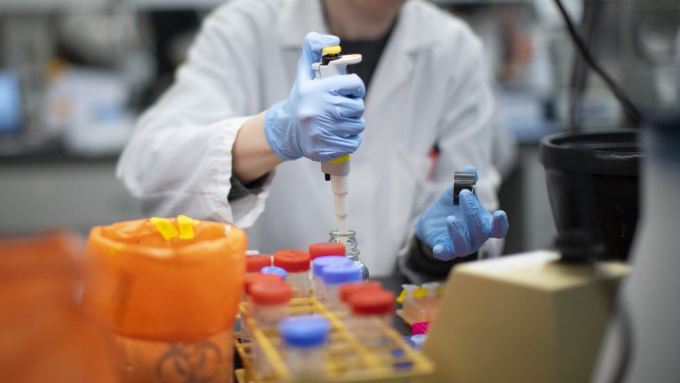 COVID-19: l'étude clinique sur la colchicine passe une étape supplémentaire
