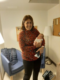 La sage femme tient dans ses bras le petit Félix né le 15 janvier dernier.
