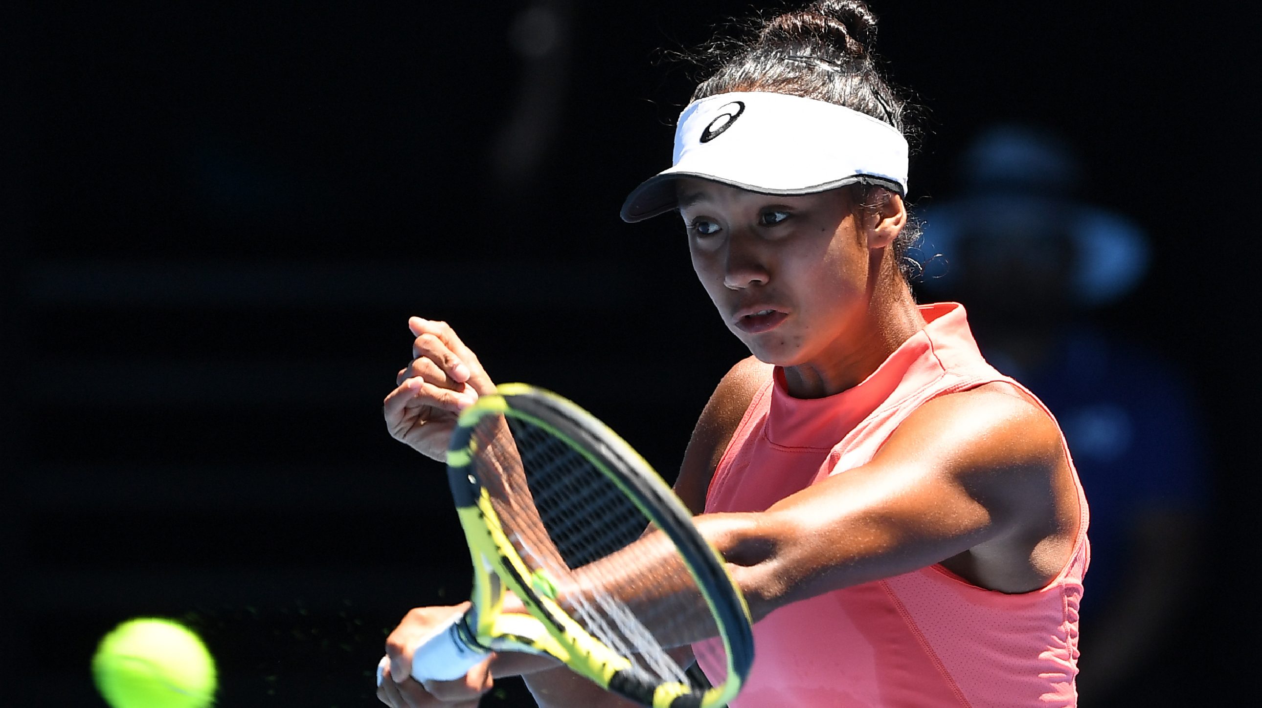 Leylah Annie Fernandez frappe une balle de tennis à l'US Open.