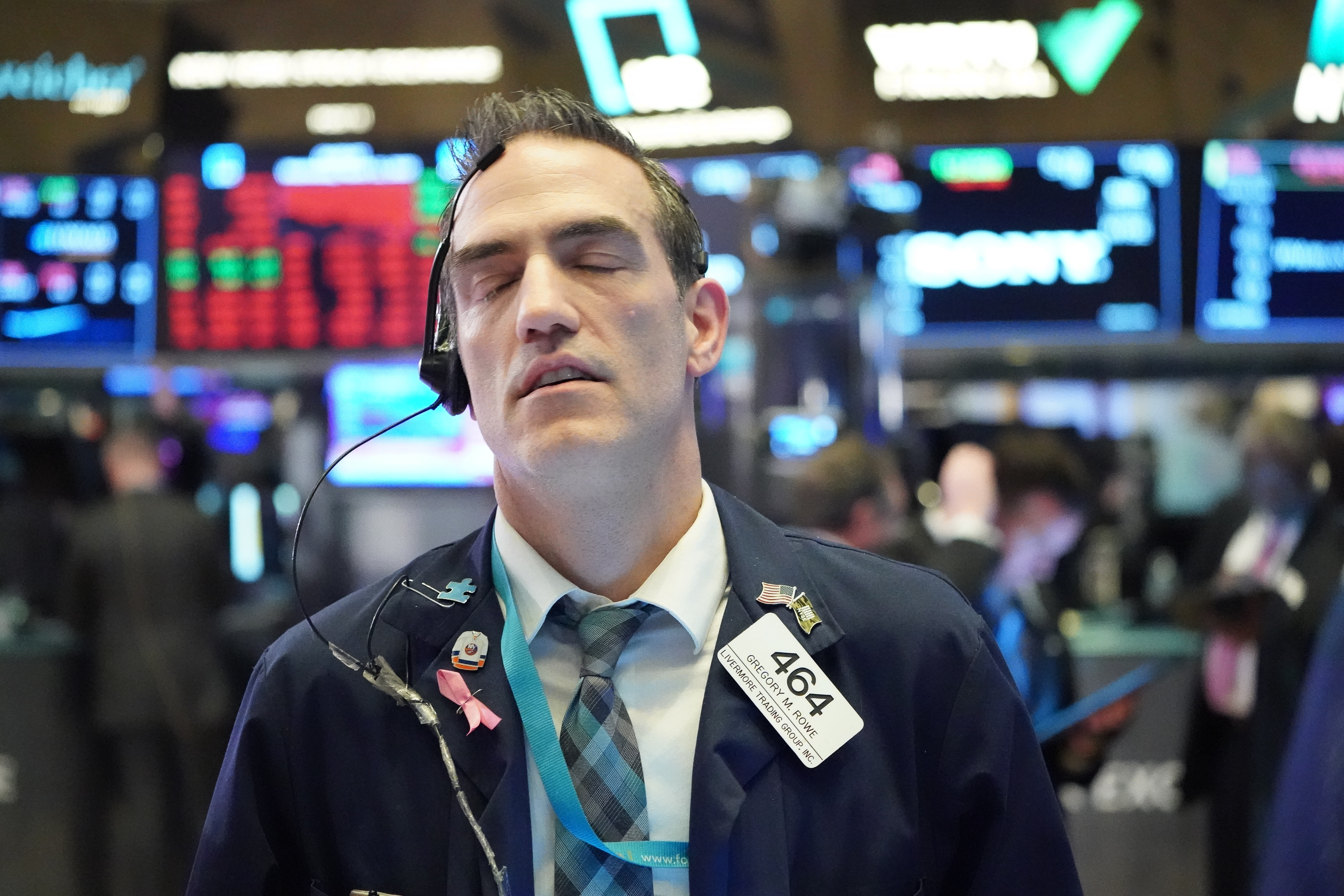 Un homme ferme les yeux devant la chute des indices boursiers à Wallstreet, après une panique due au coronavirus.