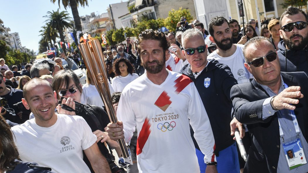 L'acteur Gerard Butler porte la flamme olympique à Sparte, quelques instants avant l'arrêt du relais de la flamme pour cause de coronavirus.