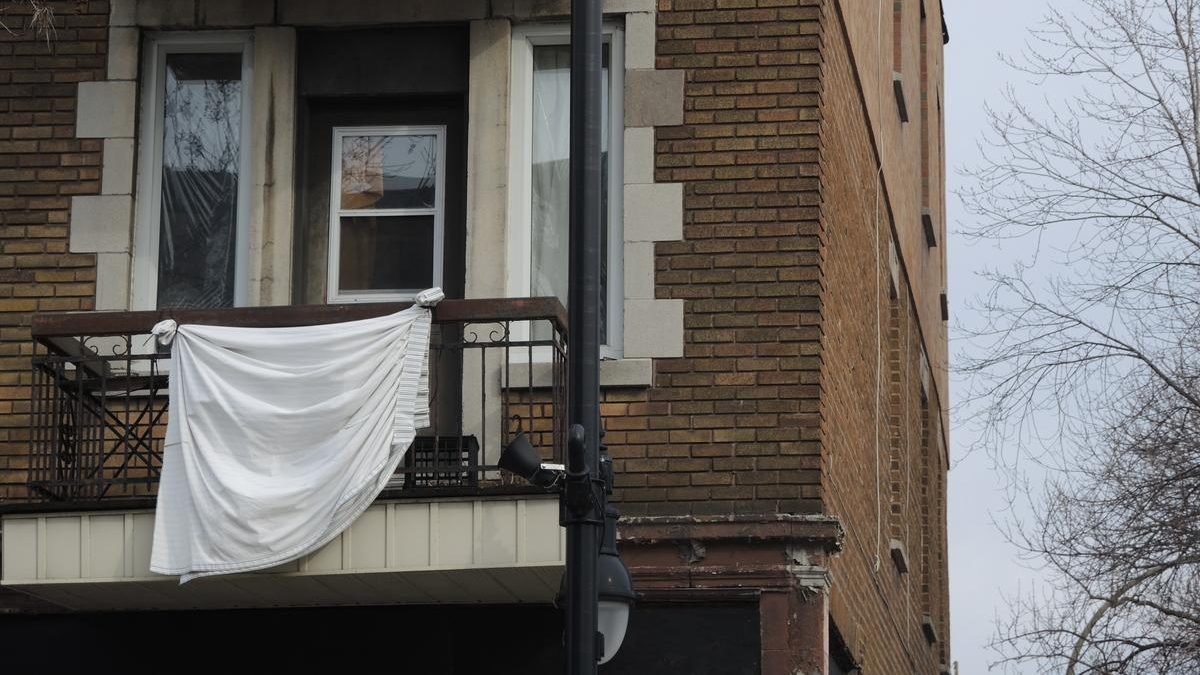 Des locataires affichent des draps blancs en solidarité avec les personnes qui craignent de ne pas pouvoir verser leurs loyers, le 1er avril.