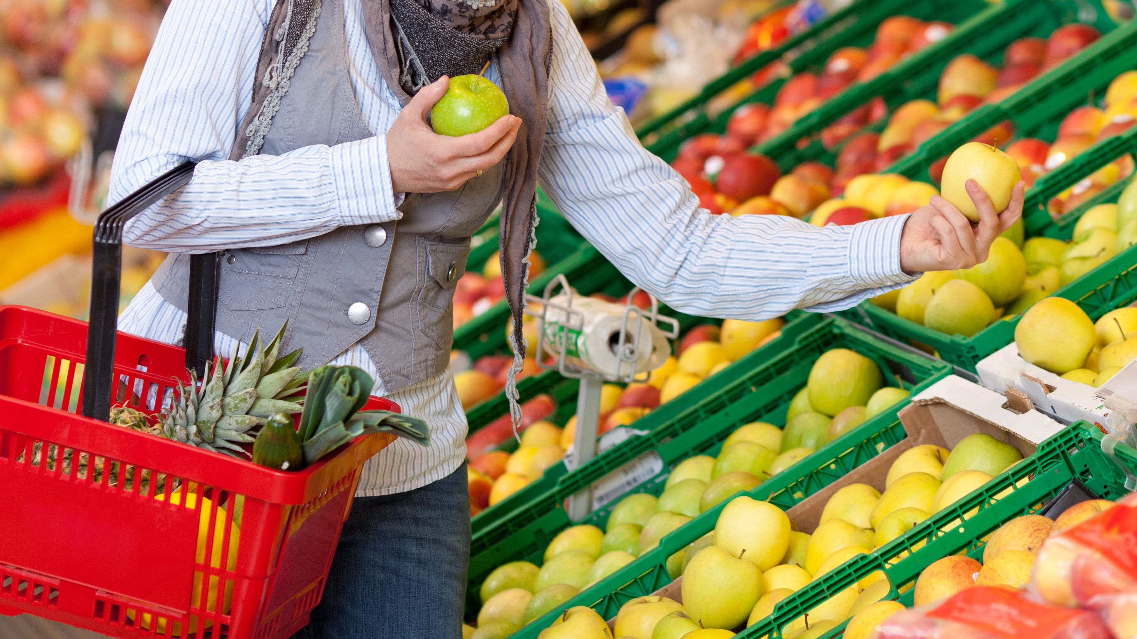 Une dame dans une épicerie