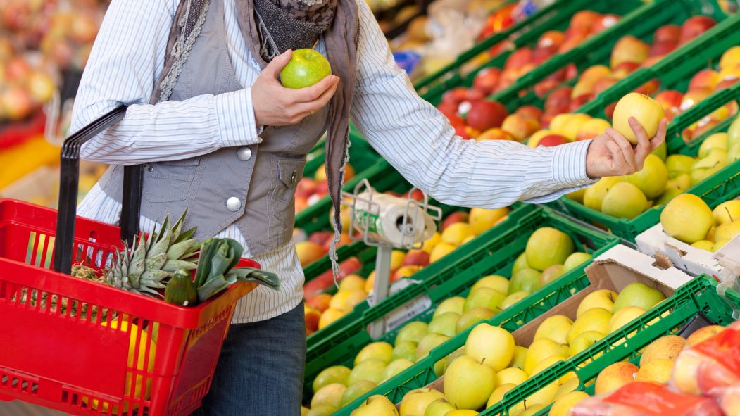 Une dame dans une épicerie