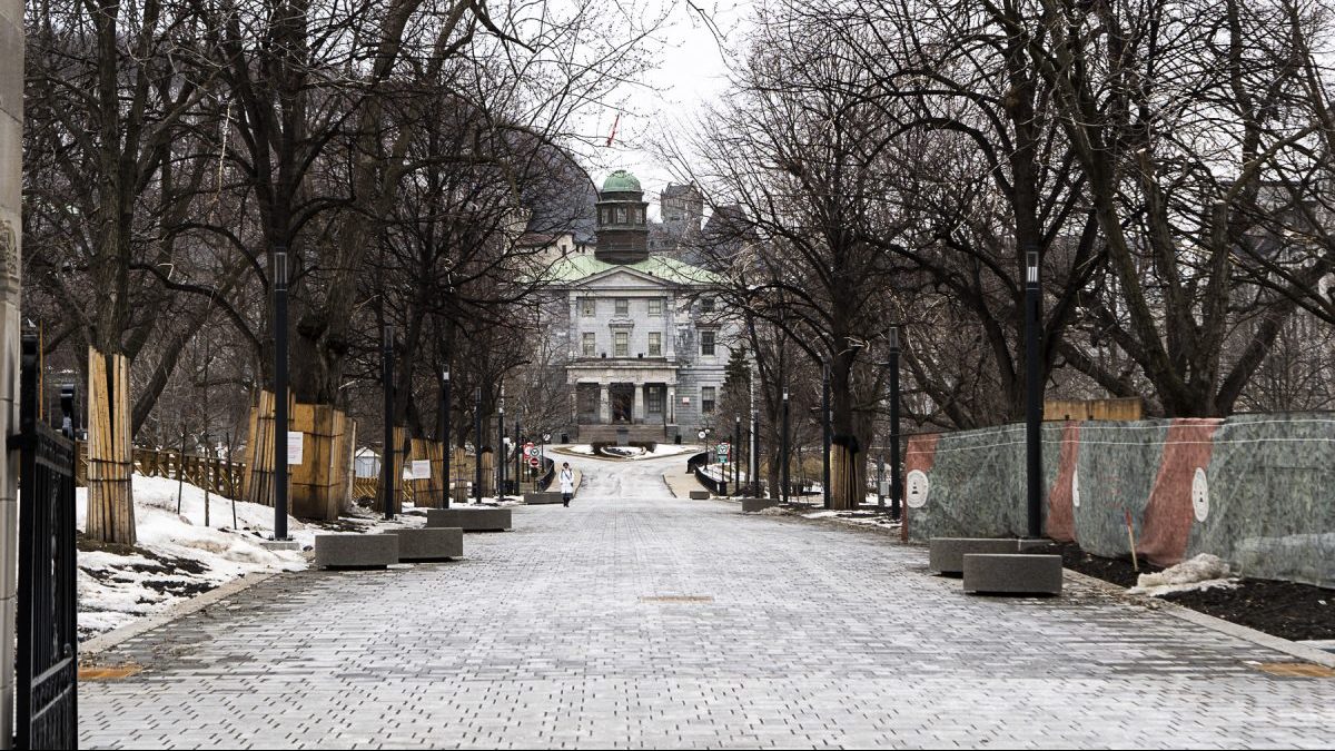 L'entrée principale du campus centre-ville de l'Université McGill