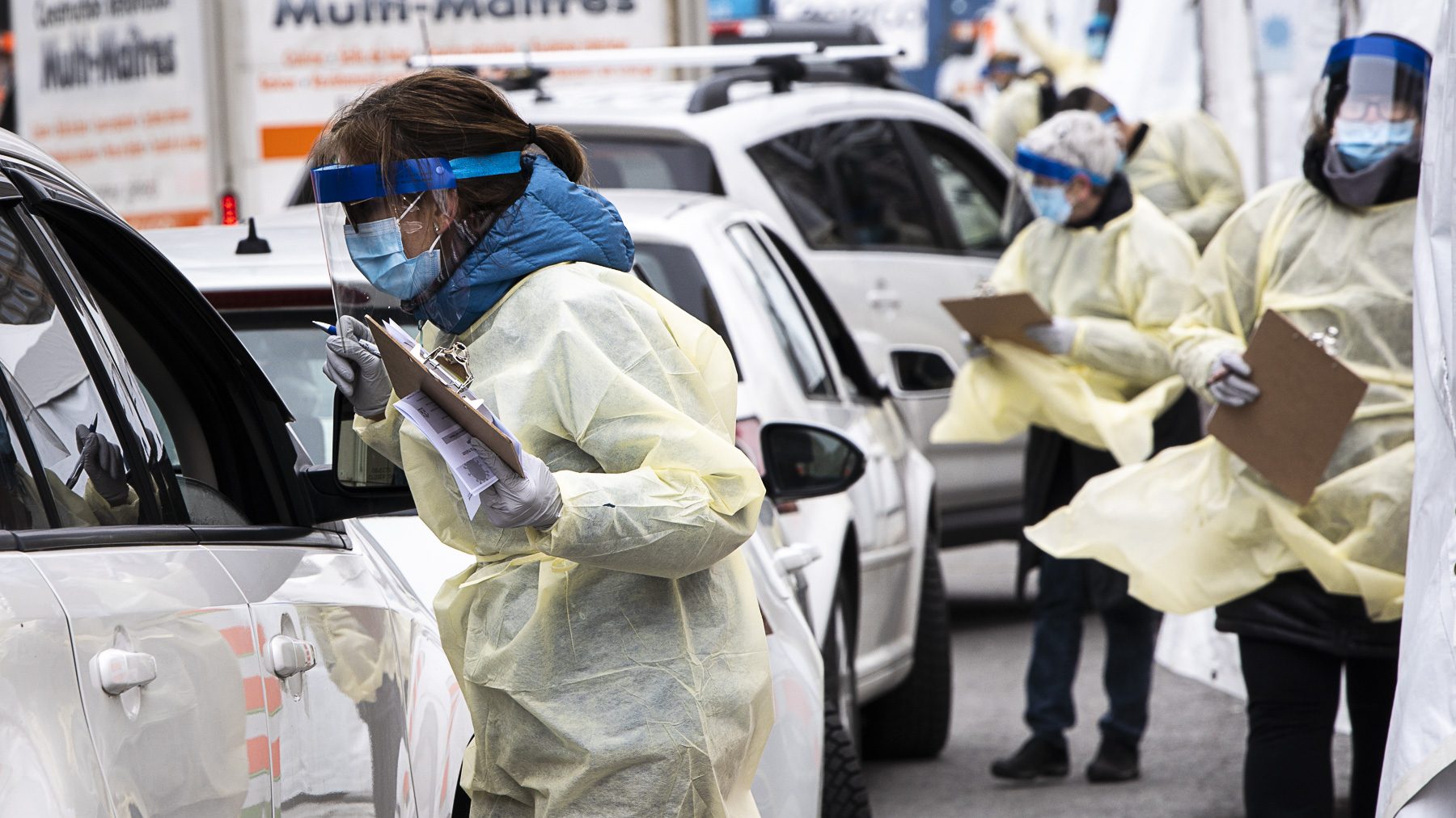 Des infirmiers procèdent à des tests de dépistage au volant.