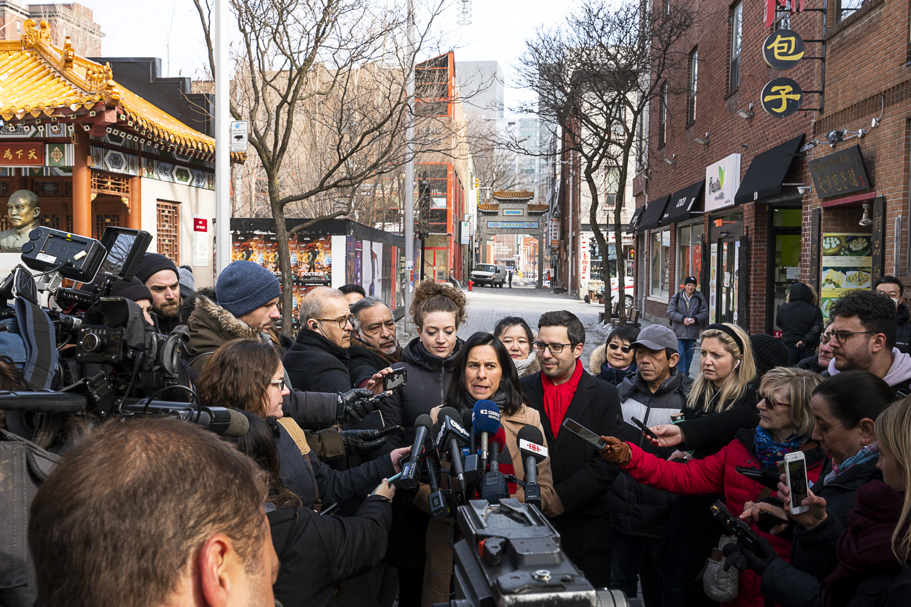 La mairesse de Montréal Valérie Plante est allée à la rencontre des commerçants du Quartier chinois, durement touché par la crise du coronavirus.