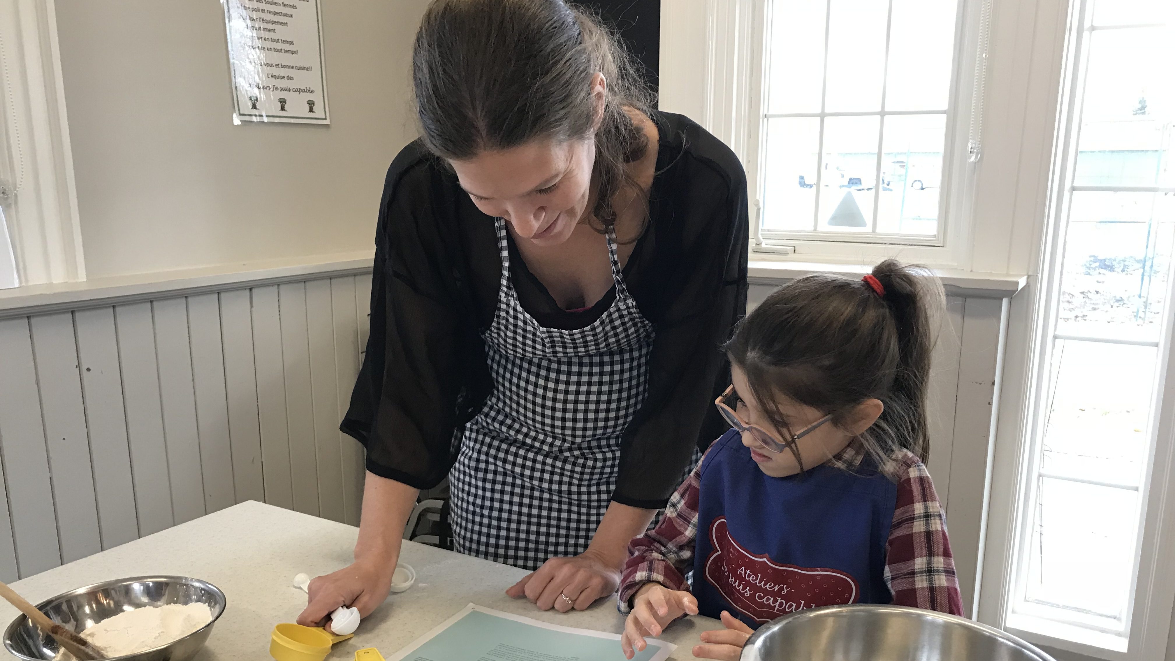 Une mère qui cuisine avec son enfant