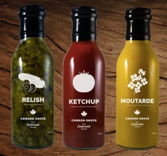 trois bouteilles de condiments