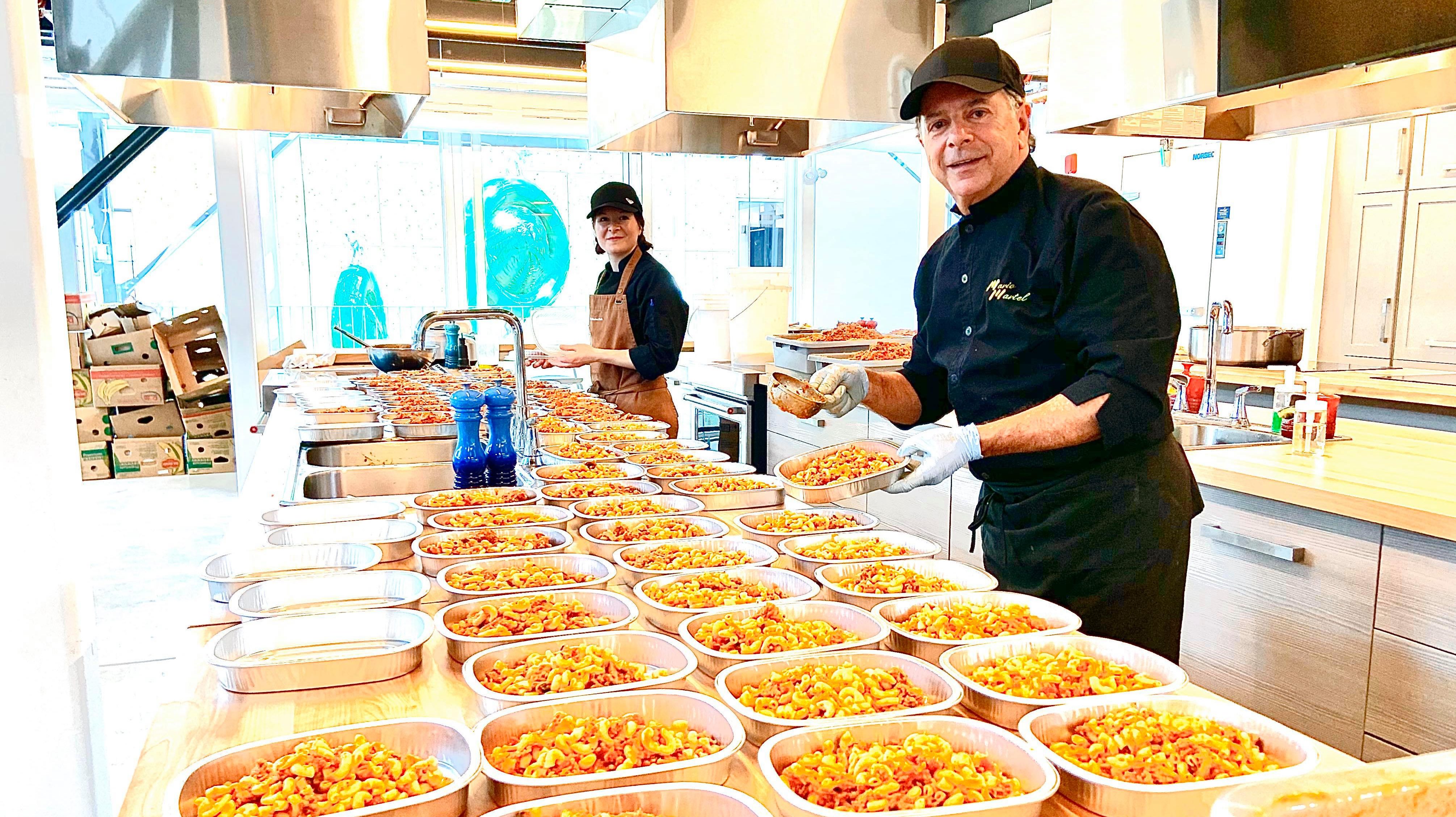 Cuisiniers devant plats préparés