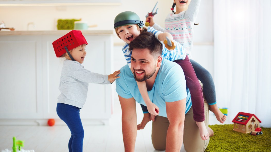 Père jouant avec trois enfants