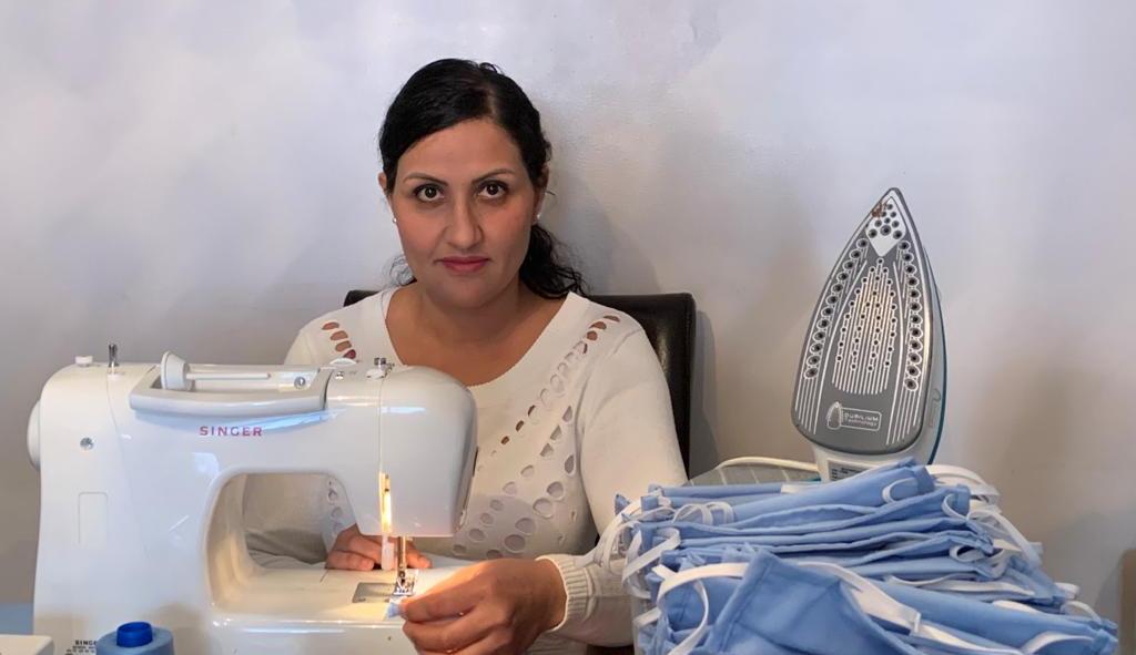 Laïla Messaoud est designeuse de mode depuis 2004. En perte d’activité à cause de la pandémie de coronavirus, cette dernière a décidé de fabriquer bénévolement des masques en tissus « pour protéger le monde ».