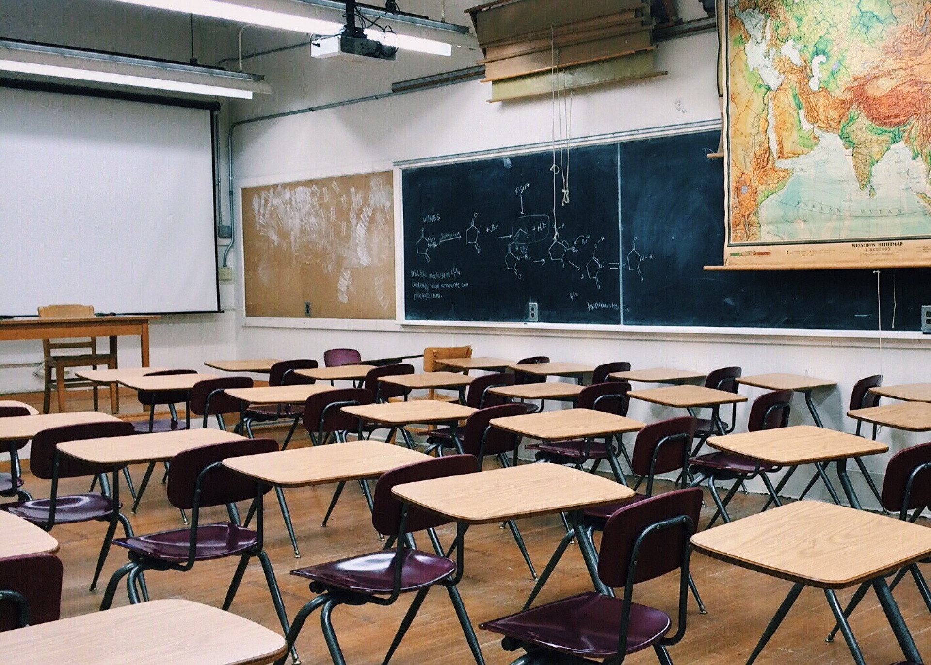 Une classe vide. Les enseignantes devront bientôt faire leur retour.