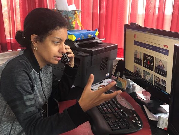 La députée Dominique Anglade au téléphone.