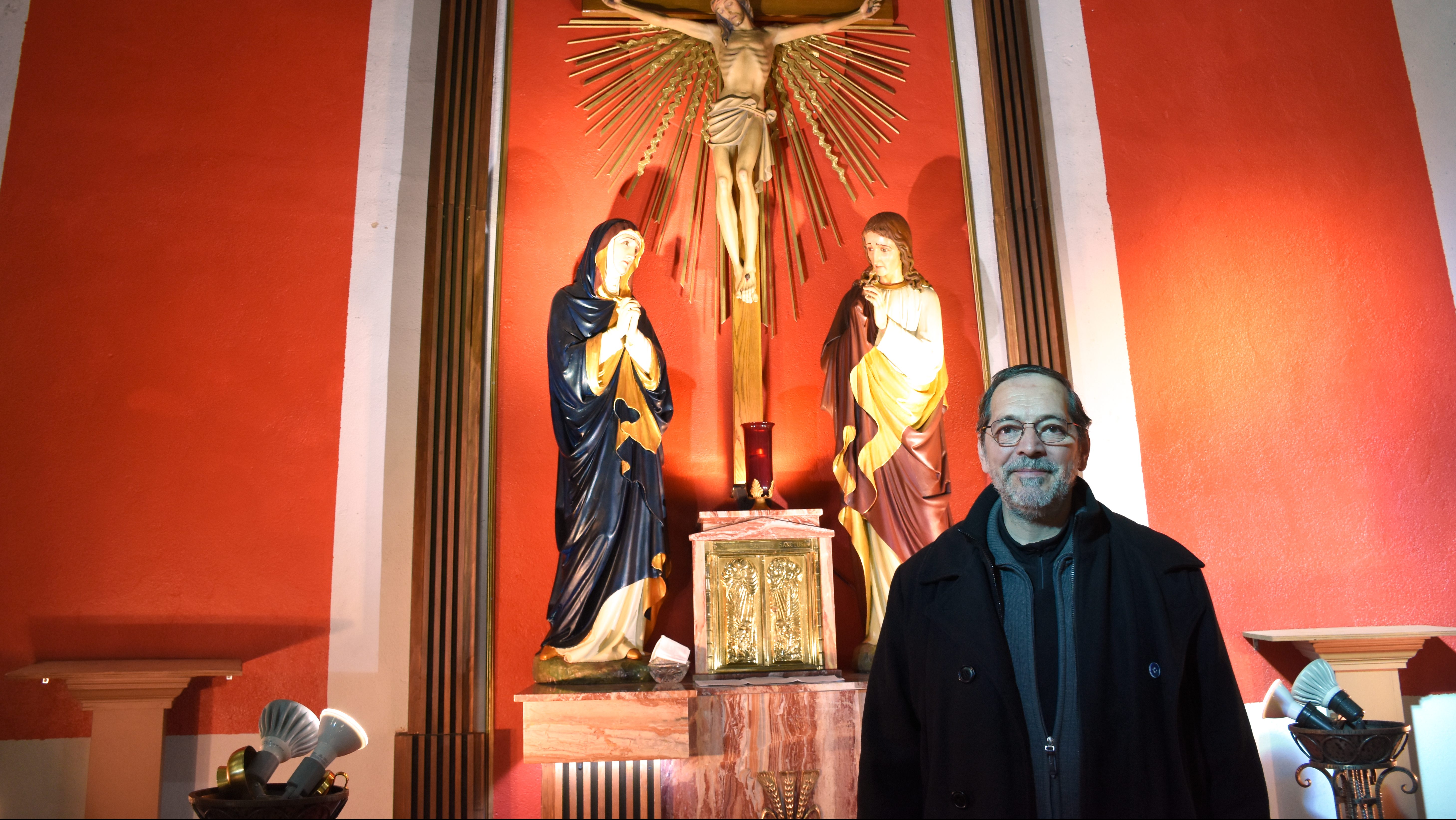 Le père Boboruta dans son églises.