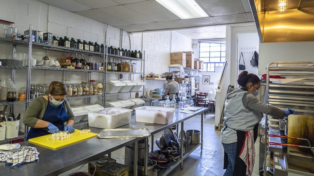 Le service de traiteur Les Filles fatoush prépare des plats qui seront livrés le lendemain.