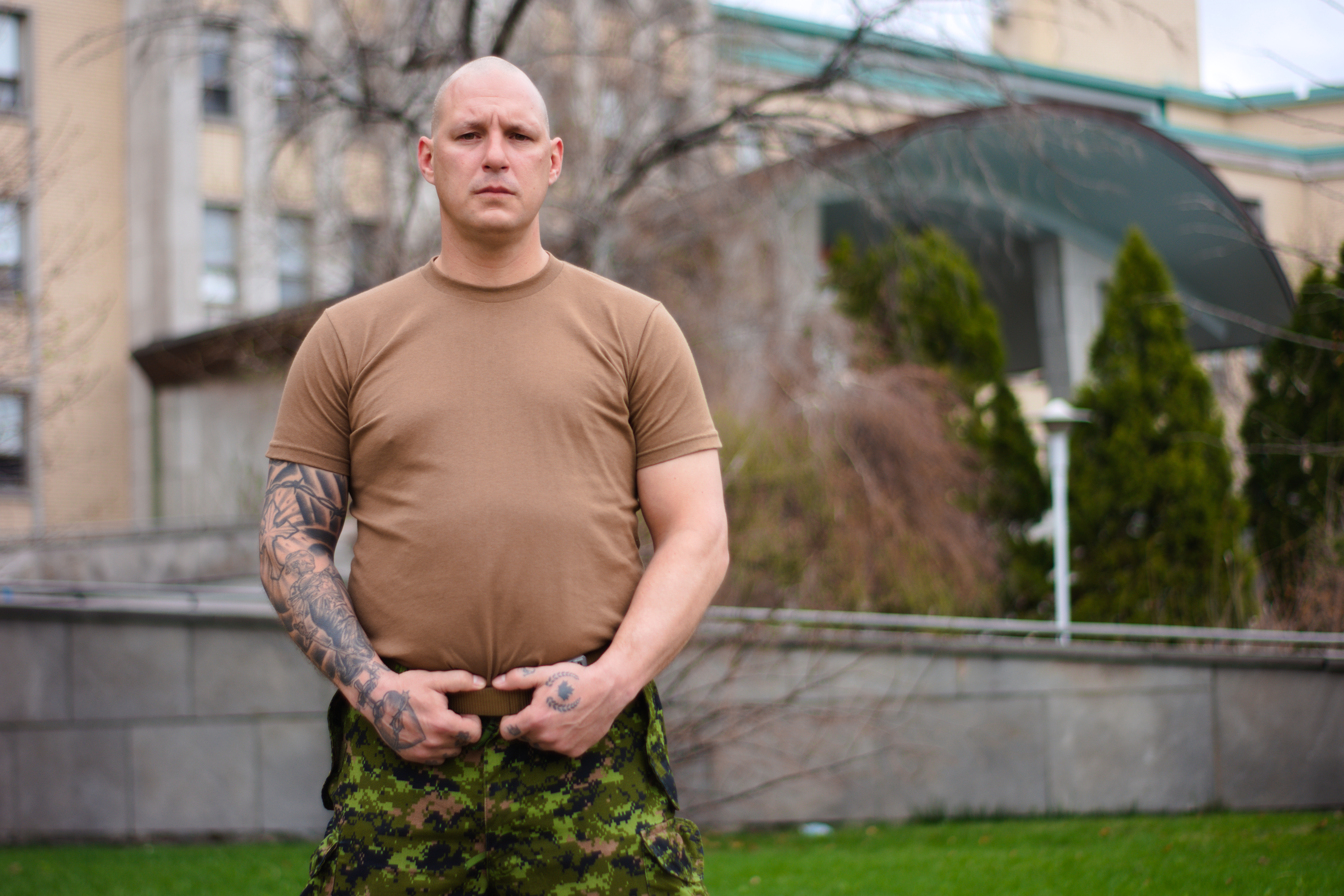 L’adjudant Bernier devant le CHSLD.