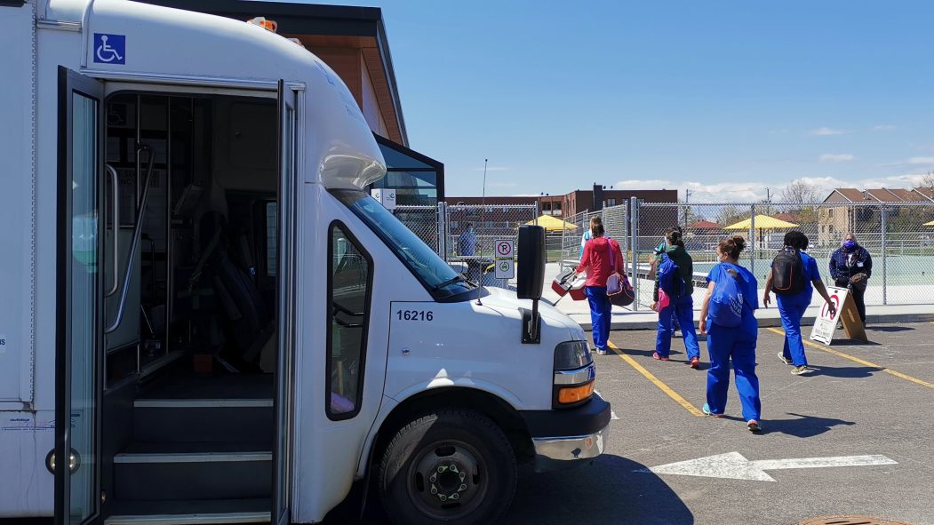 Des infirmières en bordure de la clinique de dépistage temporaire de la piscine Hans-Selye