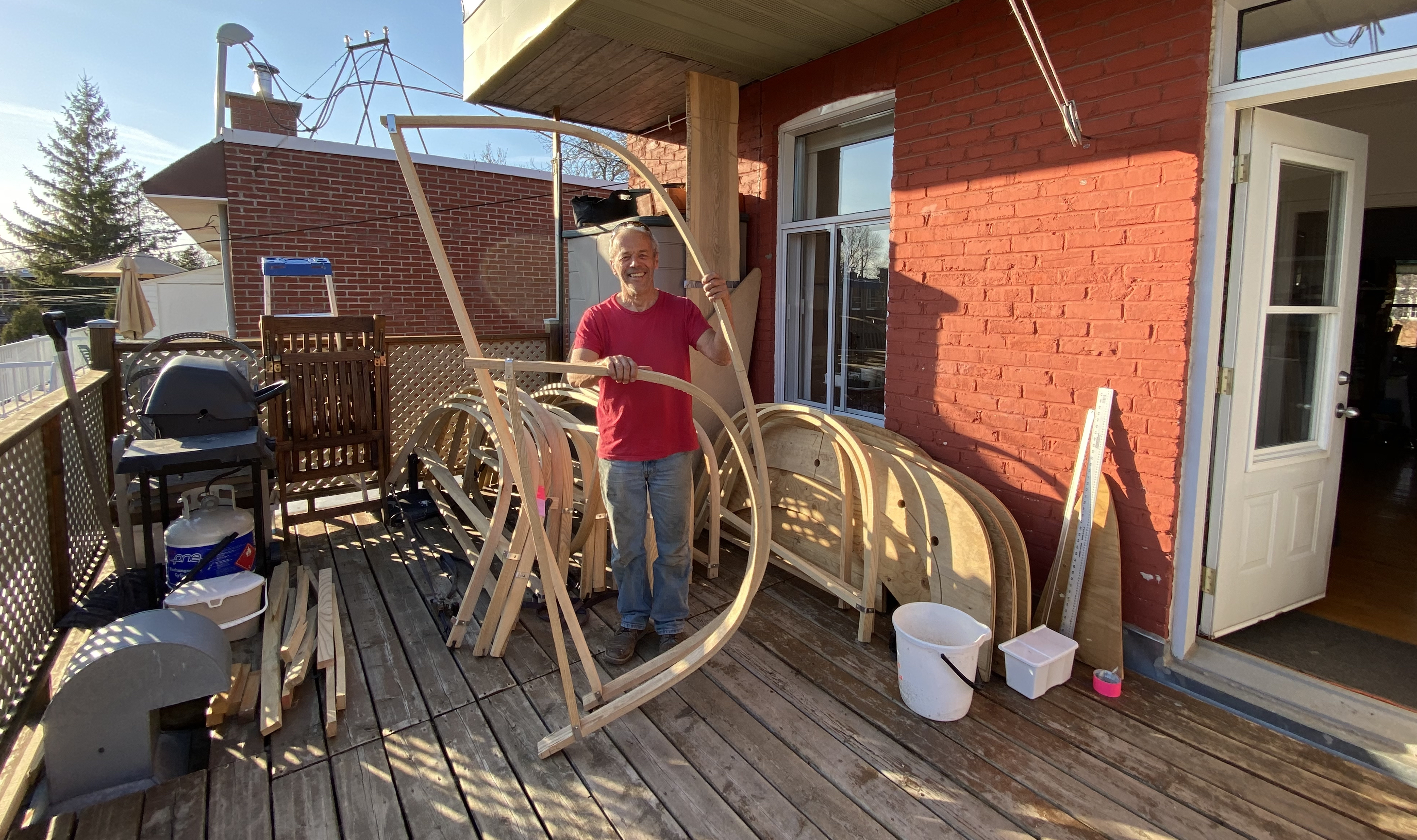 Les maisons du collectif des bâtisseurs, dont celle d’Yves Plante, se sont transformées en atelier de construction de voiles-aviron.