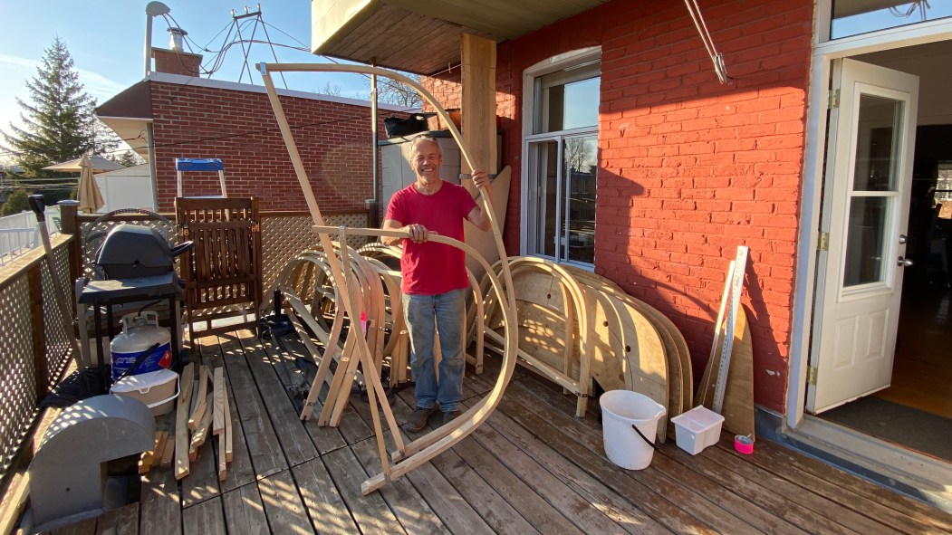 Les maisons du collectif des bâtisseurs, dont celle d’Yves Plante, se sont transformées en atelier de construction de voiles-aviron.