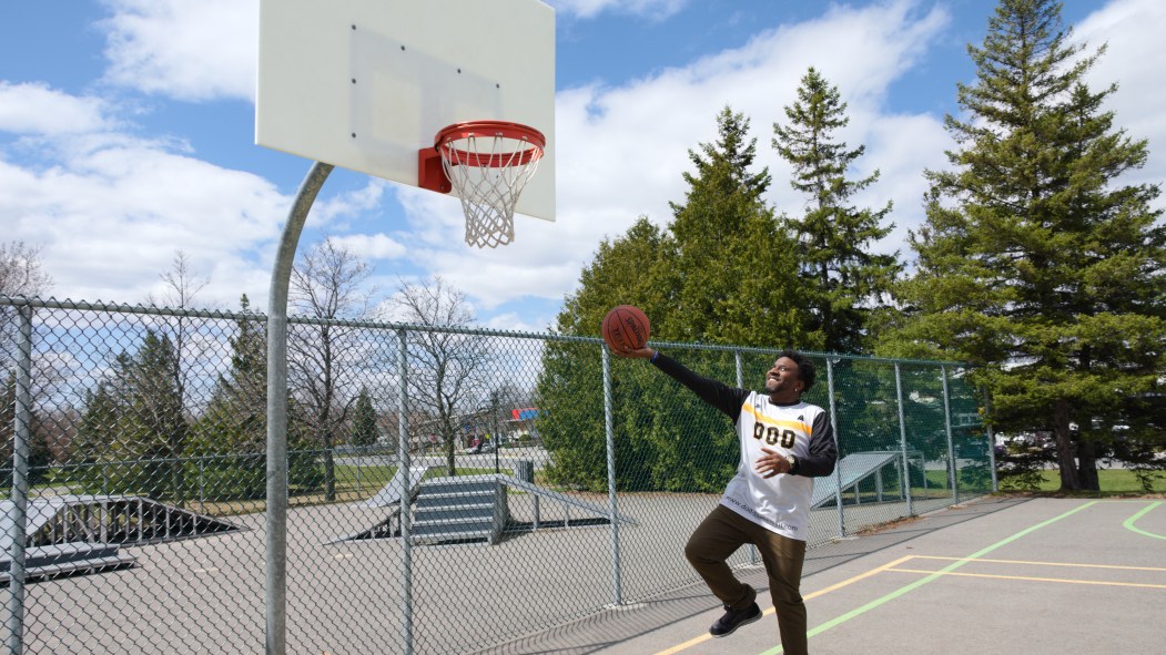 Un homme joue au basket-ball dans un terrain de Saint-Léonard.