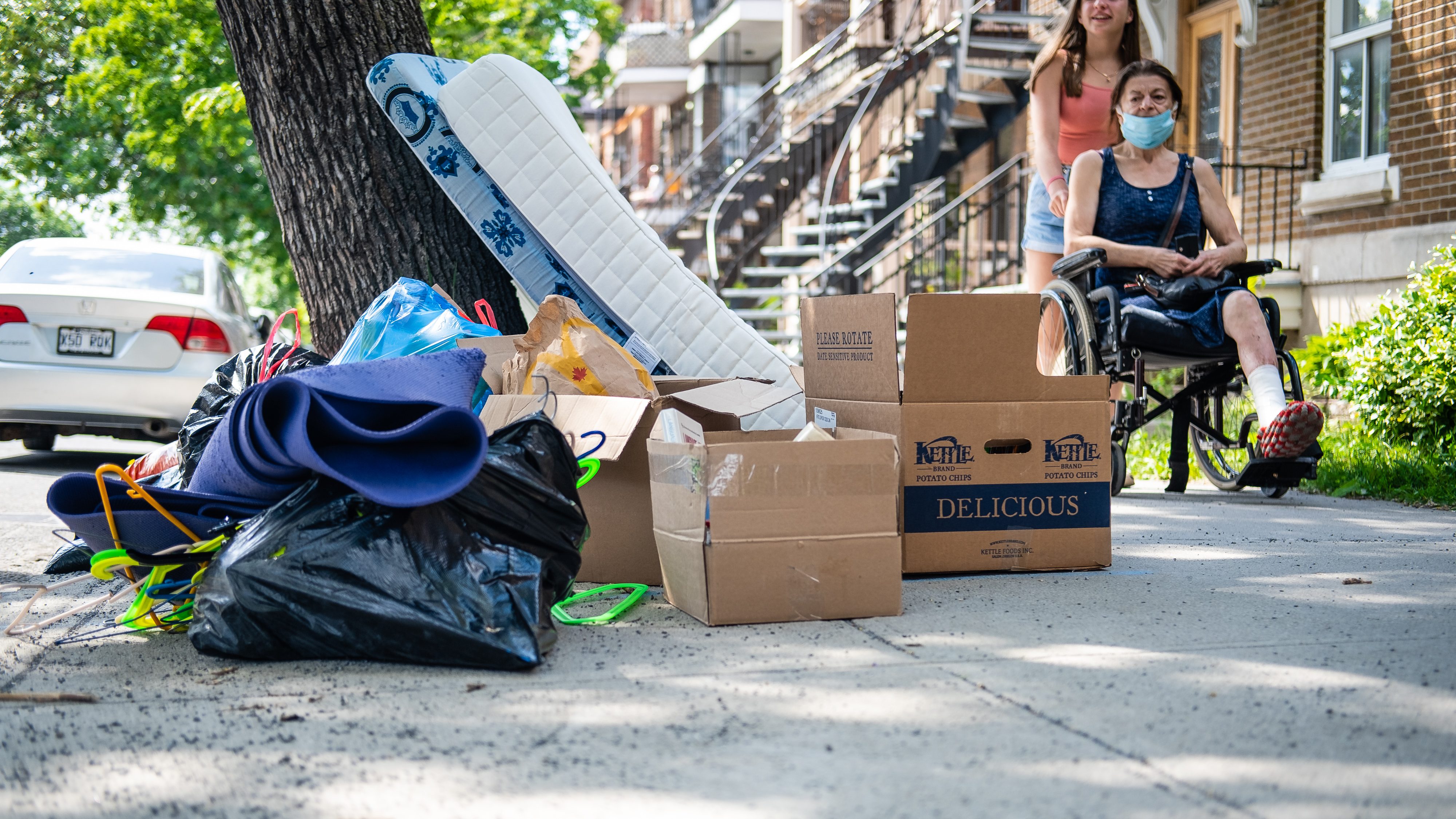 Déchets laissés par une famille devant un logement de Montréal pendant la saison du déménagement.