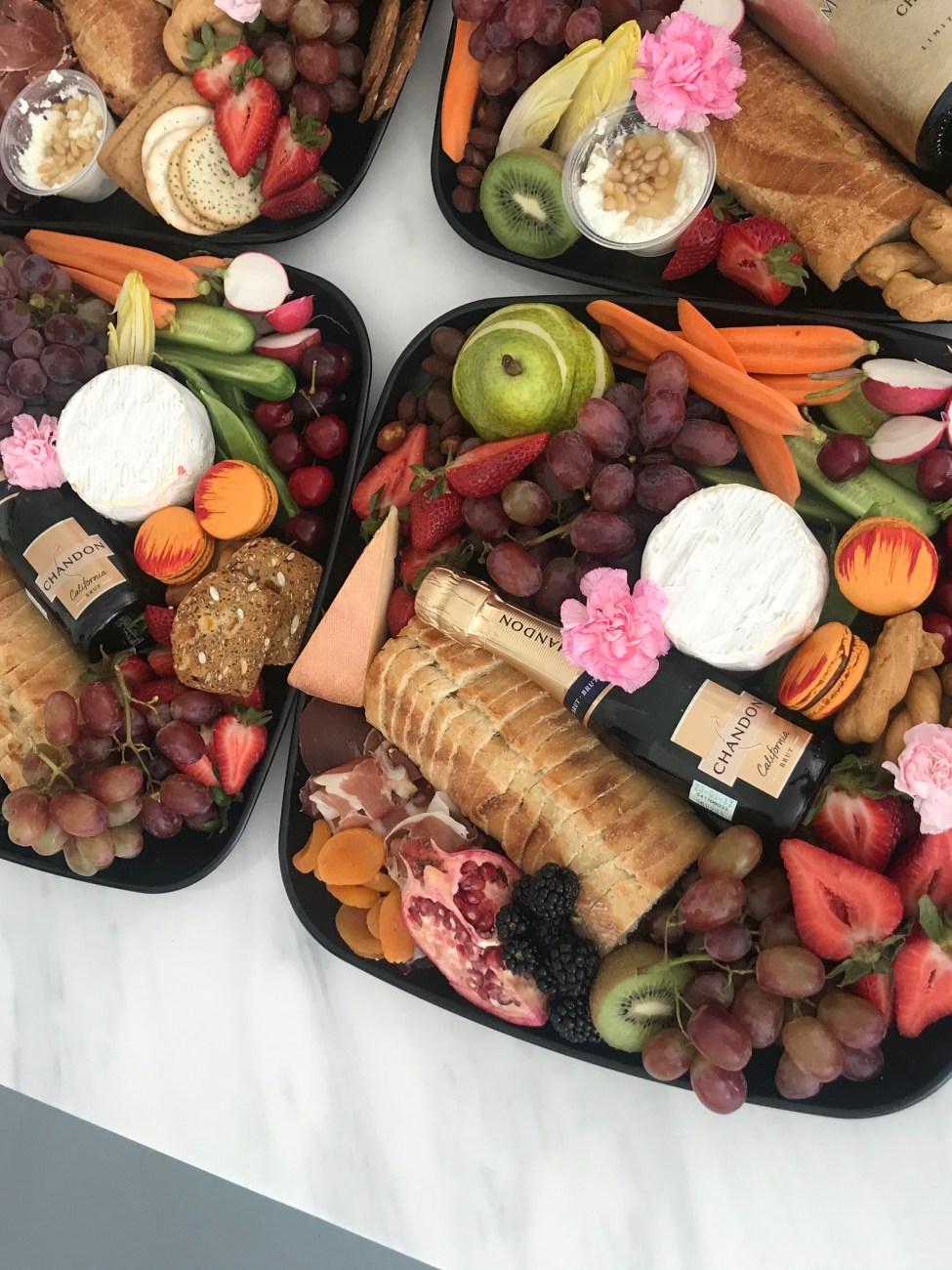 Des bols de nourriture du traiteur Prêt à Table.