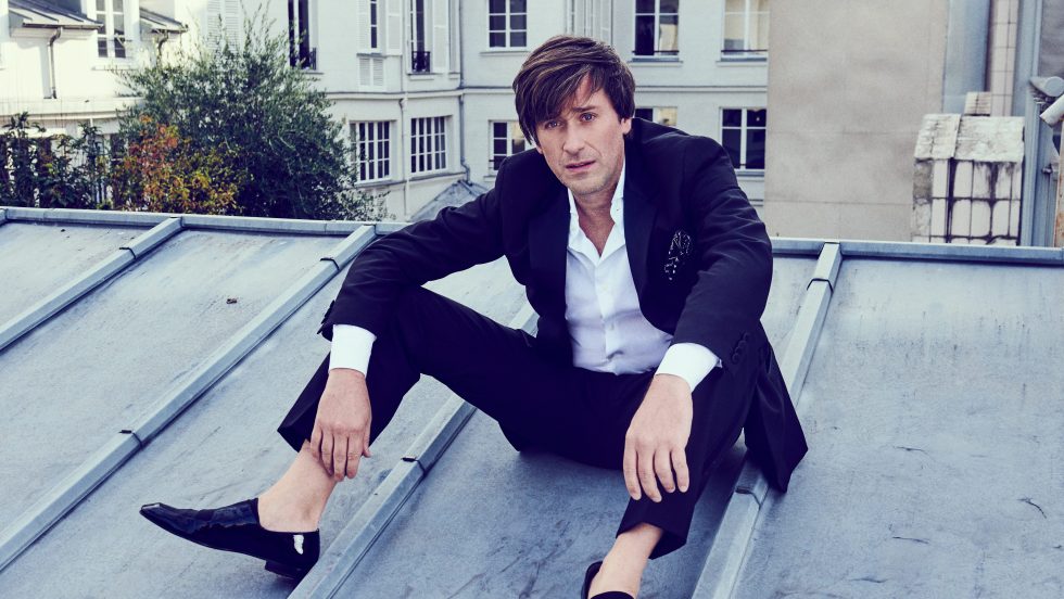 Thomas Dutronc pose sur un toit pour son album Frenchy
