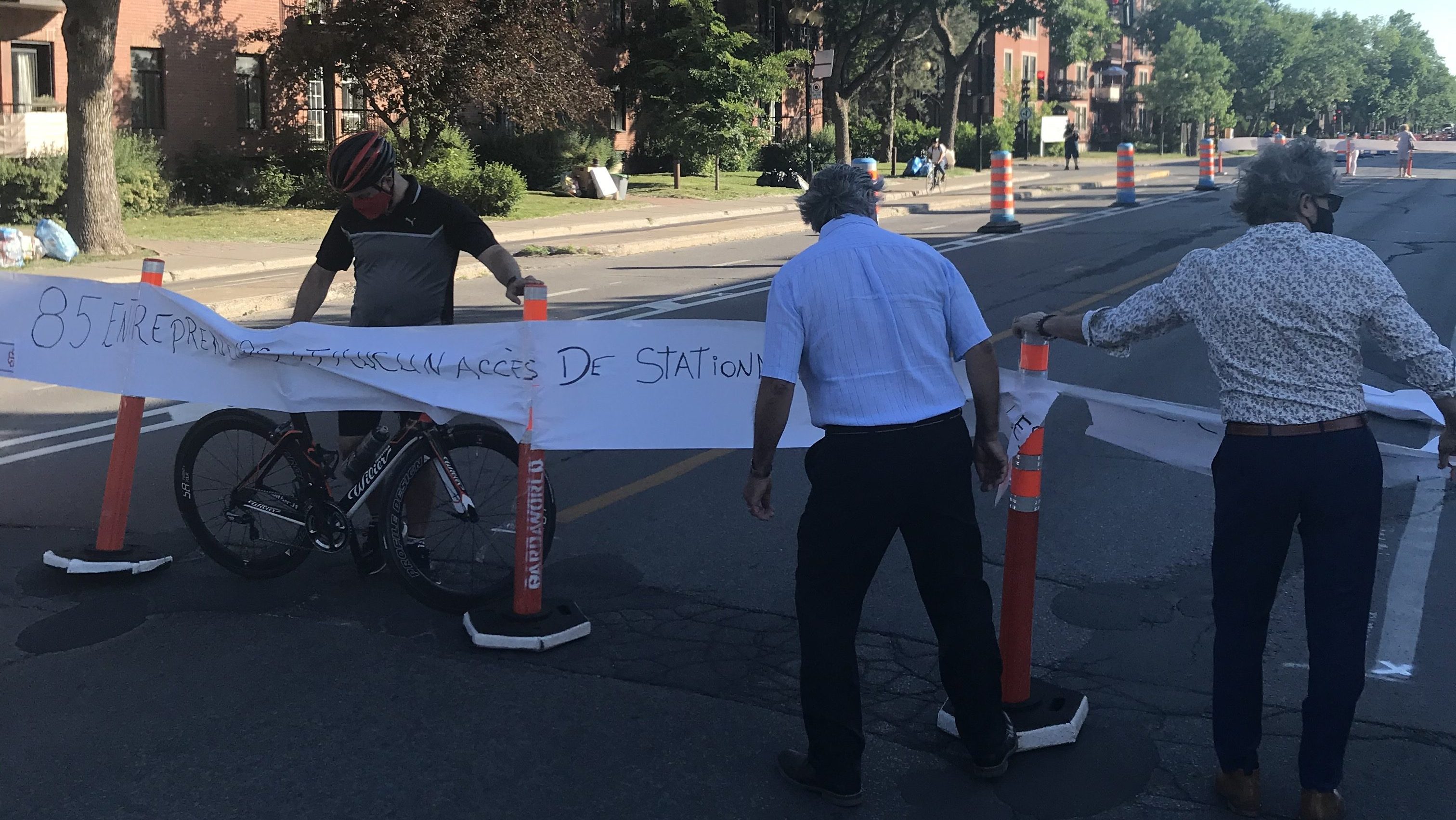 Des citoyens ont bloqué ce matin un tronçon de la rue Rachel est pour contester les aménagements de la Ville qu’ils jugent inutiles et gênants.