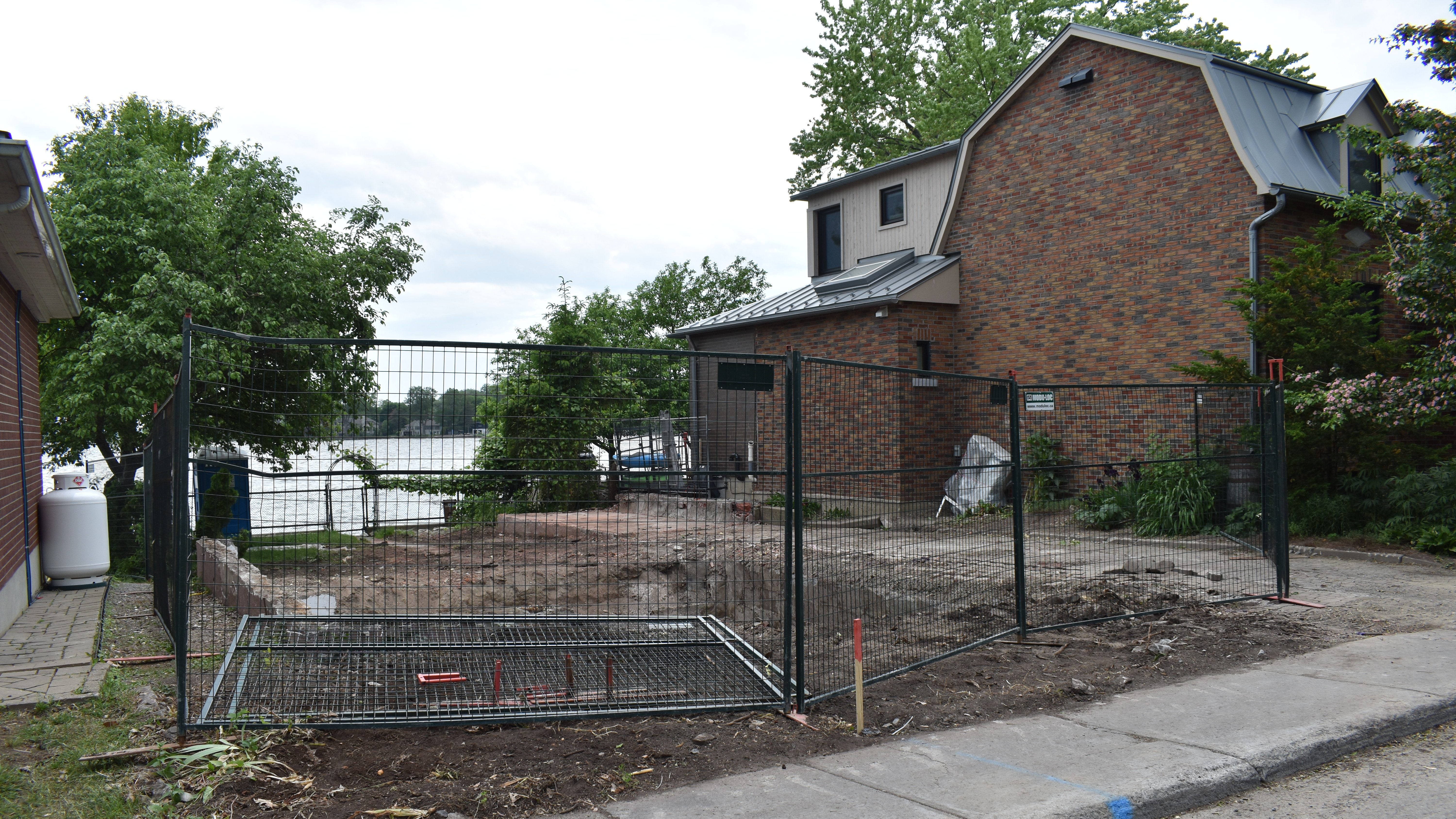 La démolition sans permis d'une maison datant de 1942 du Village de Pointe-Claire offusque la Société pour la sauvegarde du patrimoine de Pointe-Claire.