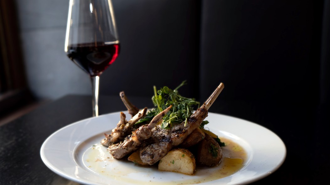 Assiette de côtelettes d'agneau avec un verre de vin