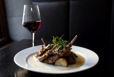 Assiette de côtelettes d'agneau avec un verre de vin