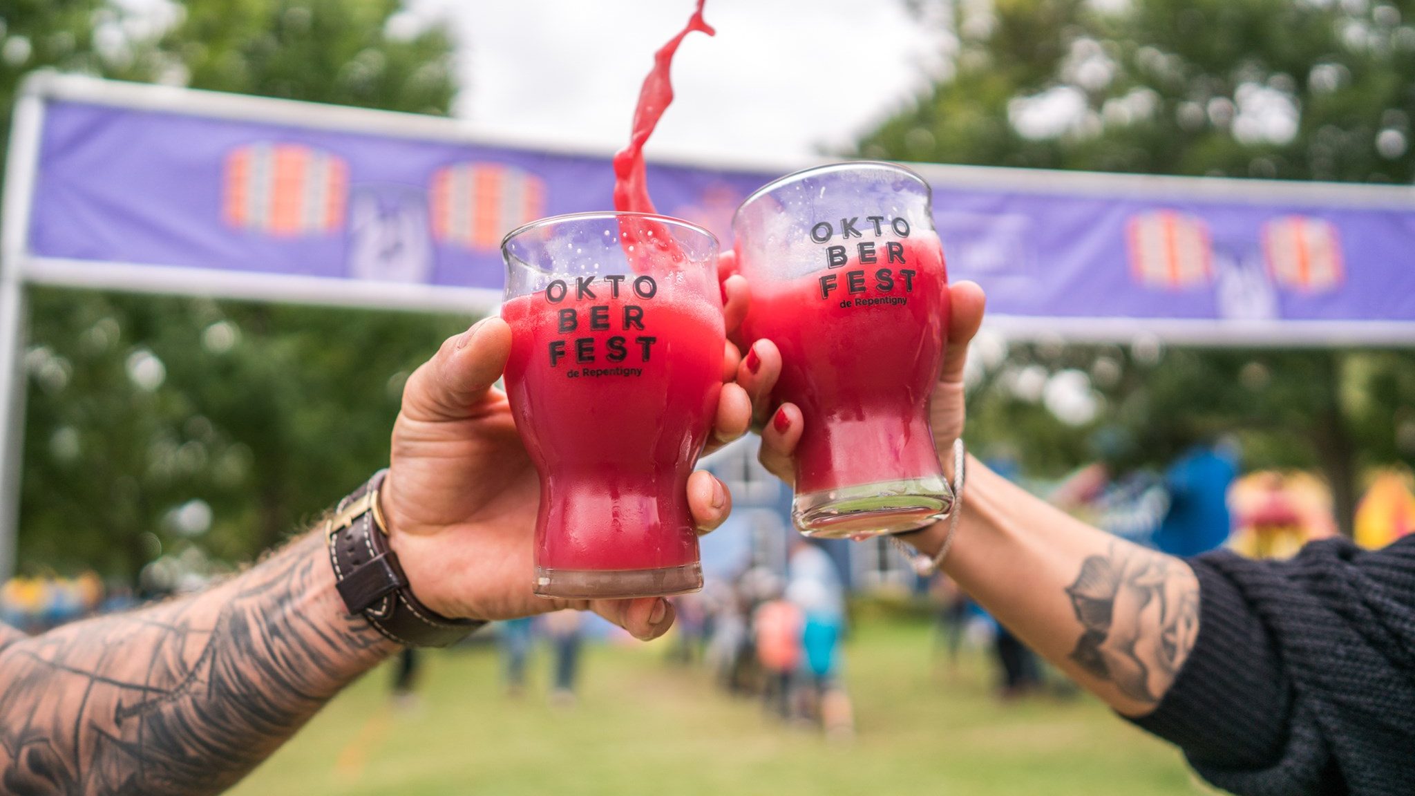 Deux verres qui se cognent pendant L'Oktoberfest de Repentigny