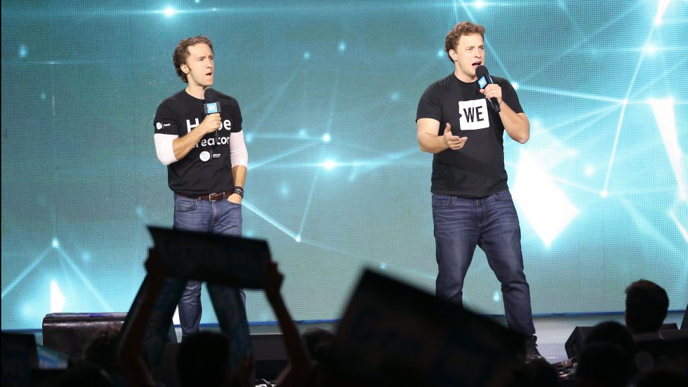 Craig et Marc Kielburger donnent un discours sur une scène lors d’un événement UNIS à New York le 20 septembre 2017.