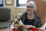 Frances Woods, lors d’une activité de zoothérapie