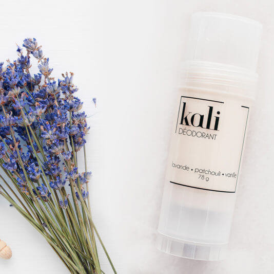 Tube de déodorant avec bouquet de lavande
