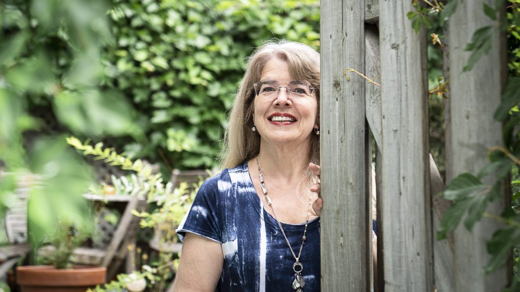 Chrystine Brouillet, autrice des romans policiers mettant en vedette l'inspectrice Maud Graham, dans sa cour du Plateau-Mont-Royal.