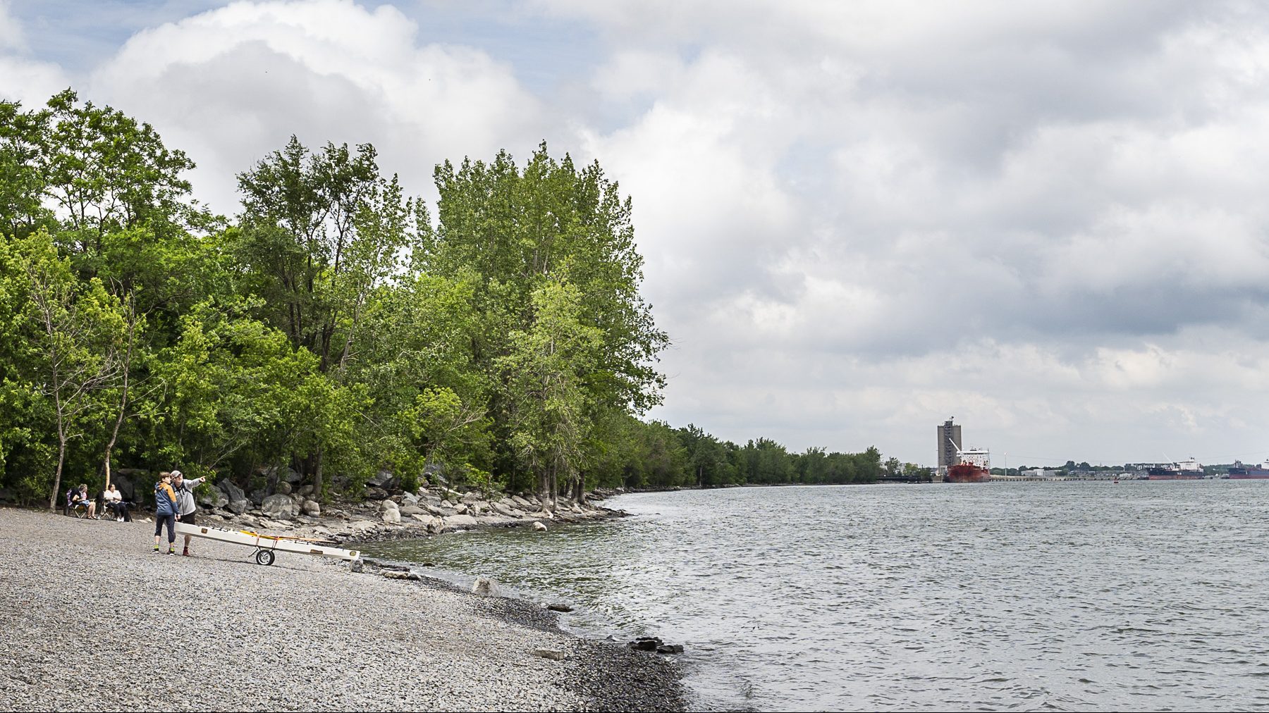 La vue du du fleuve à partir du parc Bellerive, en été.