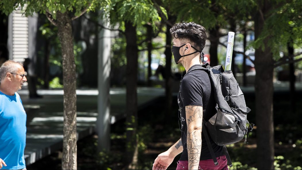 Le port du masque est devenu plus systématique dans les rues de Montréal.