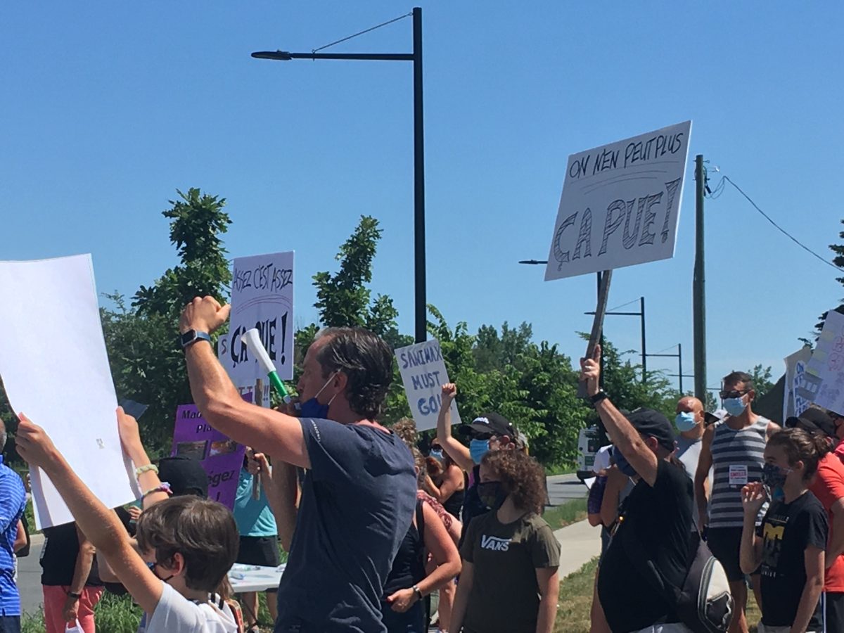 Les manifestants ont dénoncé les mauvaises odeurs qui se dégagent de l'usine.