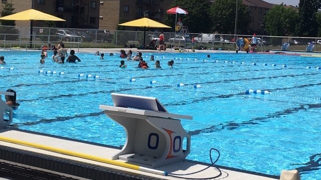 Une trentaine de baigneurs dans la piscine.